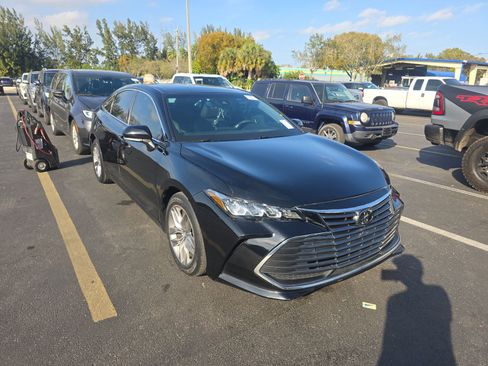 Used 2019 Toyota Avalon XLE w/ Moonroof Package image 4