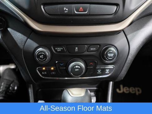 Used 2017 Jeep Cherokee Latitude w/ Safety/Convenience Group AWD/4WD image 21