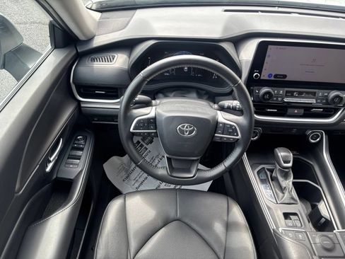 Used 2025 Toyota Grand Highlander FWD image 3