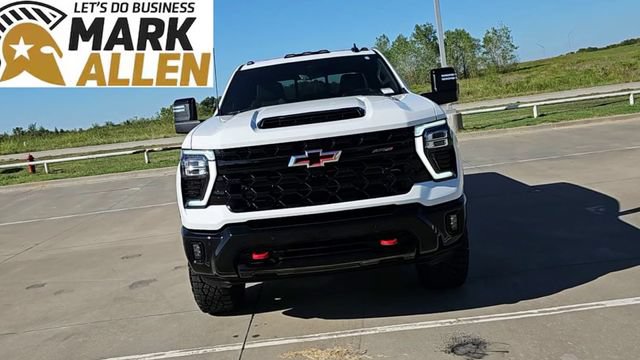 Used 2025 Chevrolet Silverado 2500 ZR2 w/ Technology Package AWD/4WD image 3