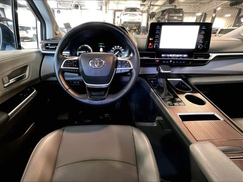 Used 2024 Toyota Sienna XLE image 18