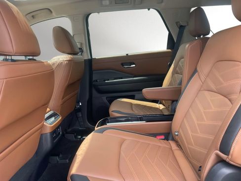 Used 2025 Nissan Pathfinder Platinum FWD image 10