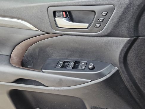 Used 2019 Toyota Highlander Limited Platinum FWD image 30