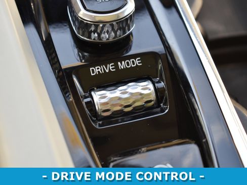 Used 2019 Volvo XC60 T8 Momentum w/ Advanced Package image 18