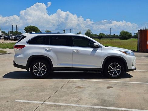 Used 2019 Toyota Highlander XLE FWD image 4
