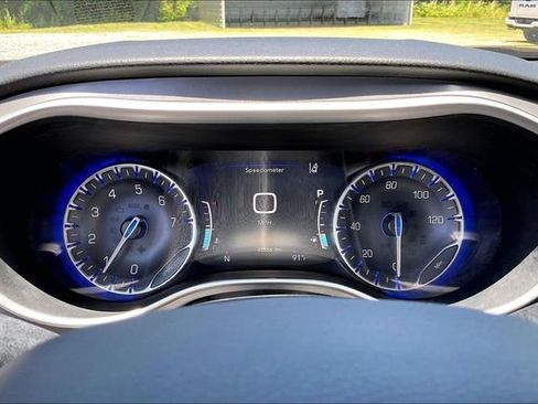 Used 2025 Chrysler Pacifica Select FWD image 10