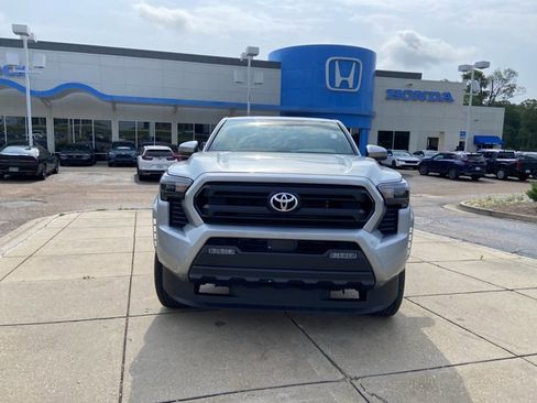 Used 2025 Toyota Tacoma SR5 AWD/4WD image 4