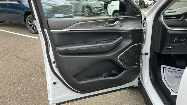 Used 2022 Jeep Grand Cherokee L Limited AWD/4WD image 8