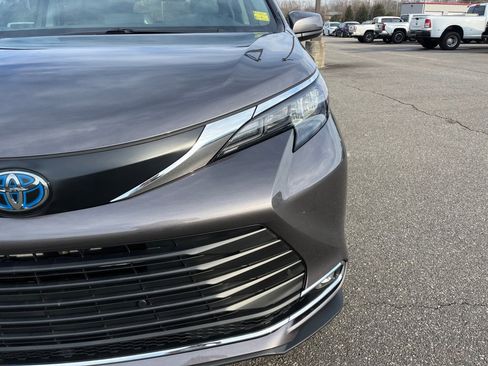 Certified 2024 Toyota Sienna XLE image 29