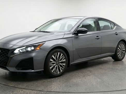 Used 2025 Nissan Altima 2.5 SV FWD image 3
