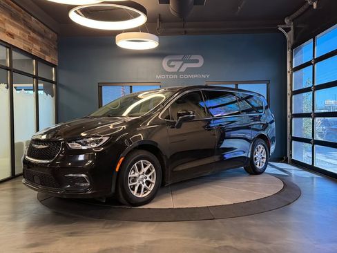 Used 2023 Chrysler Pacifica Touring-L FWD image 7
