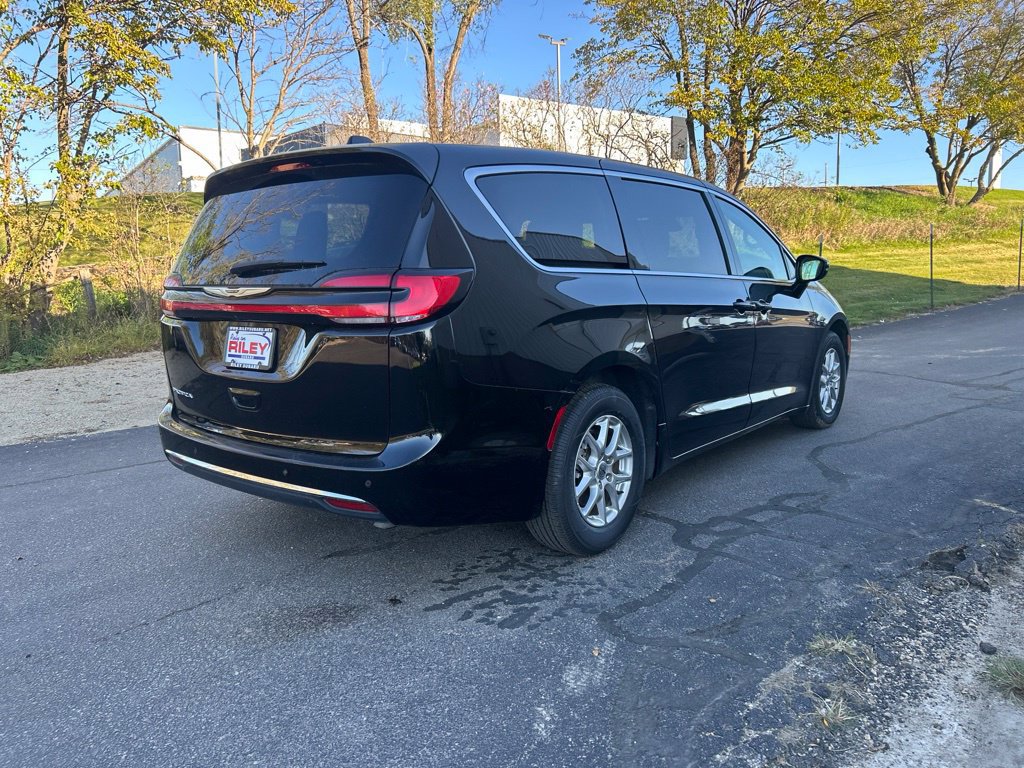 Used 2024 Chrysler Pacifica Touring-L FWD image 6