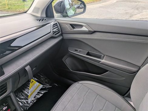 New 2026 Volkswagen Taos SE image 18