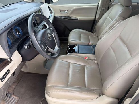 Used 2017 Toyota Sienna XLE w/ XLE Navigation Package FWD image 5