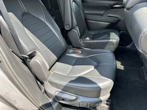 Used 2021 Toyota Highlander XLE AWD/4WD image 27