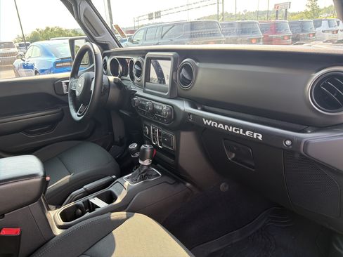 Used 2018 Jeep Wrangler Unlimited Sport S AWD/4WD image 8