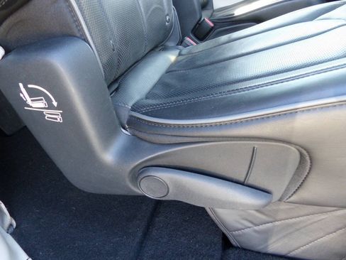 Used 2020 Chrysler Pacifica Limited FWD image 47