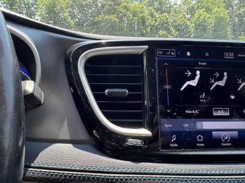 Used 2021 Chrysler Pacifica Touring-L FWD image 29