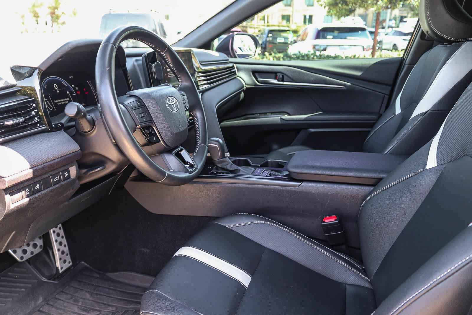Used 2025 Toyota Camry SE FWD image 16