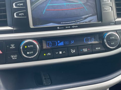 Used 2018 Toyota Highlander Plus AWD/4WD image 15