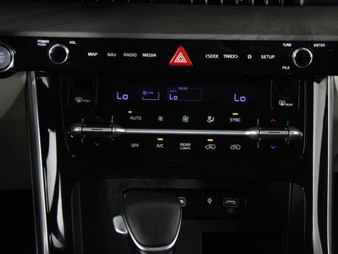 Used 2024 Kia Carnival EX image 23