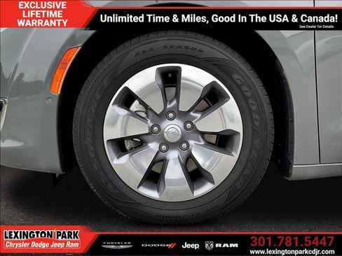 Used 2020 Chrysler Pacifica Limited FWD image 33