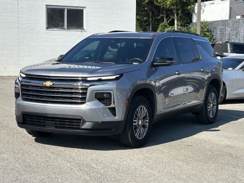 Used 2025 Chevrolet Traverse LT FWD image 3