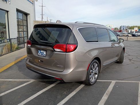 Used 2018 Chrysler Pacifica Limited image 7