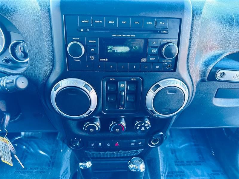 Used 2012 Jeep Wrangler Unlimited Rubicon w/ Max Tow Pkg AWD/4WD image 24
