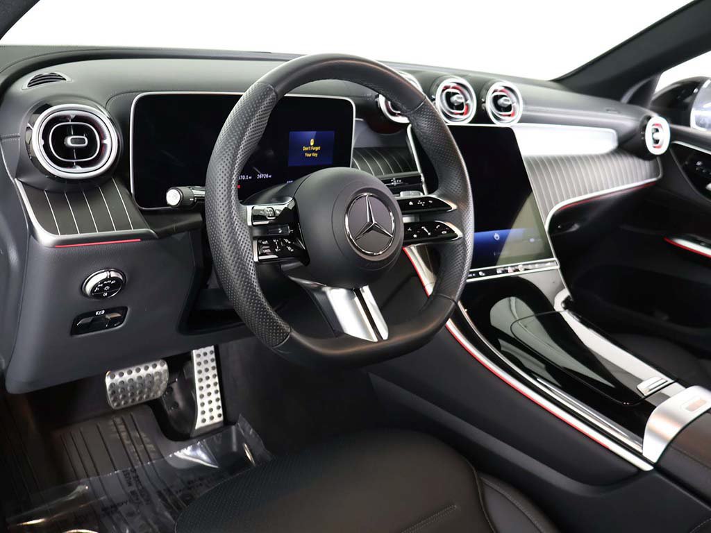 Used 2025 Mercedes-Benz GLC 300 4MATIC image 29