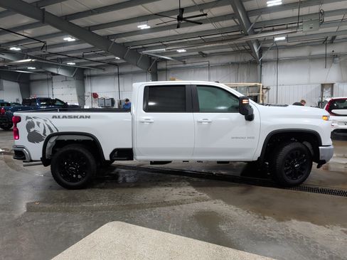 Used 2025 Chevrolet Silverado 2500 LT image 2