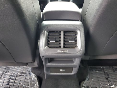 Used 2022 Volkswagen Taos SE FWD image 11