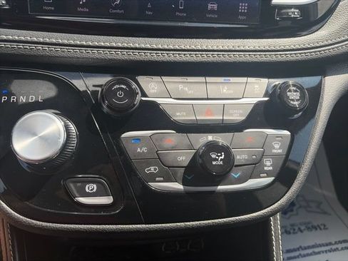 Used 2025 Chrysler Pacifica Limited FWD image 22