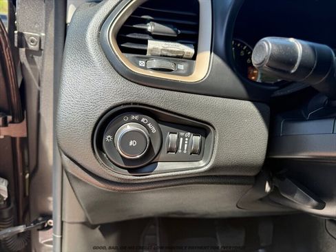 Used 2016 Jeep Renegade Limited AWD/4WD image 23