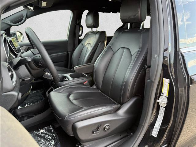 Used 2026 Chrysler Pacifica Select FWD image 8