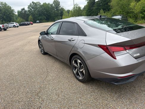 Used 2023 Hyundai Elantra SEL w/ Convenience Package FWD image 5