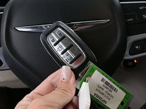 Used 2022 Chrysler Pacifica Touring-L FWD image 35