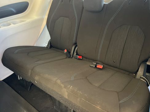 Used 2021 Chrysler Pacifica Touring w/ Uconnect Theater Family Group FWD image 17
