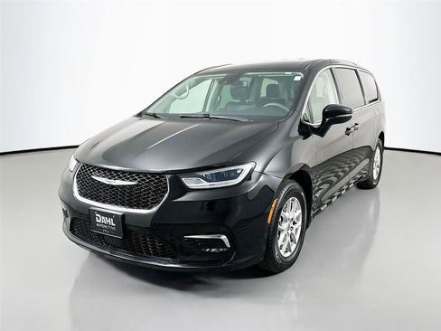 Used 2024 Chrysler Pacifica Touring-L FWD image 4