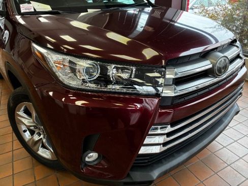 Used 2019 Toyota Highlander Limited FWD image 2