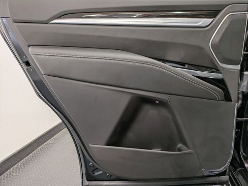 Used 2025 Cadillac Escalade Premium Luxury AWD/4WD image 22