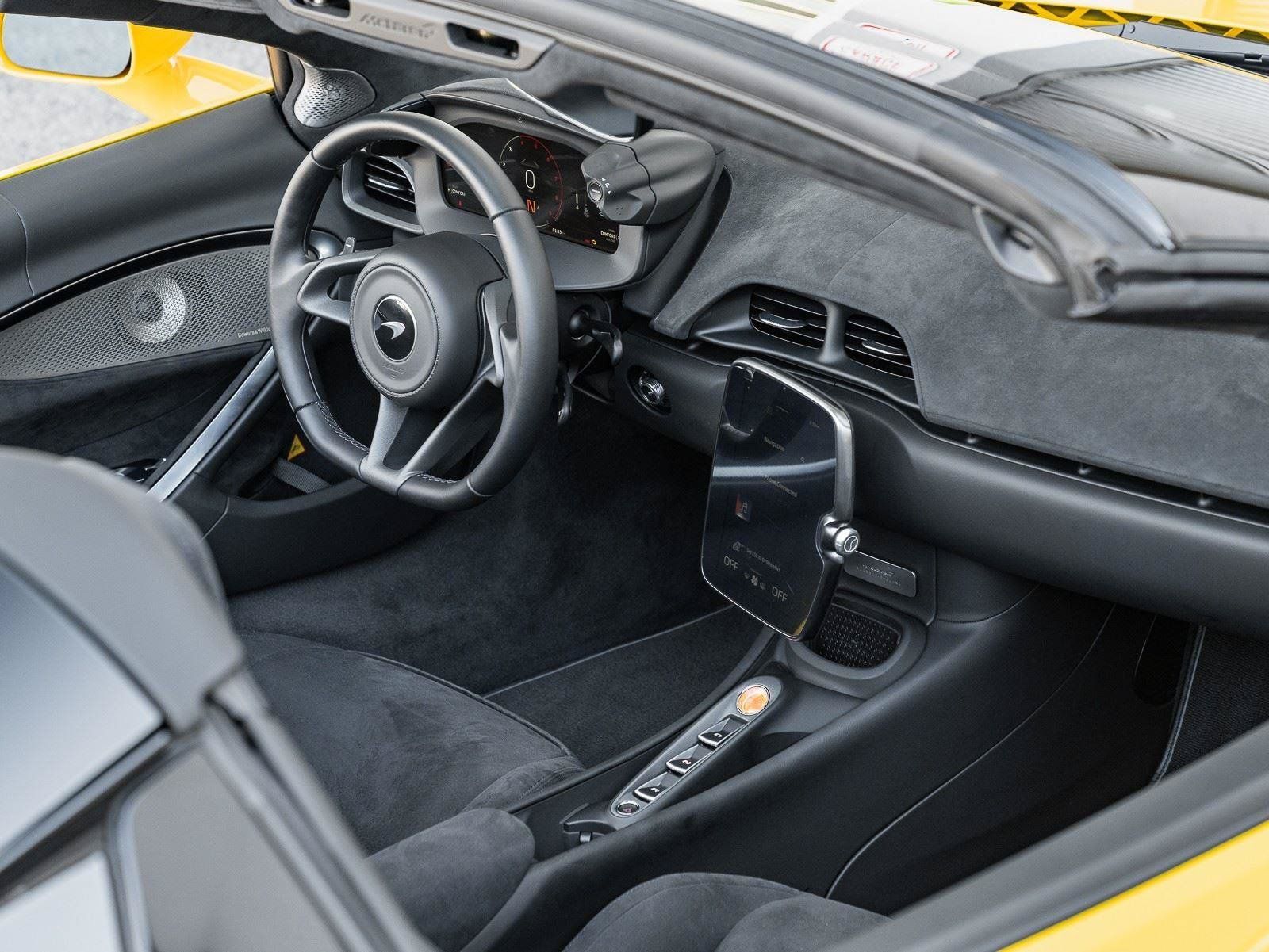 Used 2025 McLaren Artura Spider RWD image 15