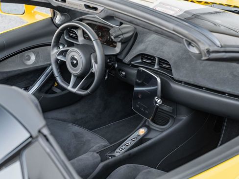 Used 2025 McLaren Artura Spider RWD image 15