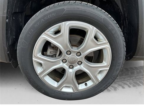 Used 2019 Jeep Renegade Latitude w/ Cold Weather Group AWD/4WD image 18