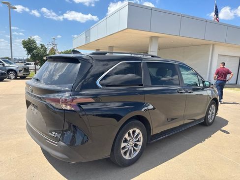 Used 2024 Toyota Sienna XLE FWD image 8