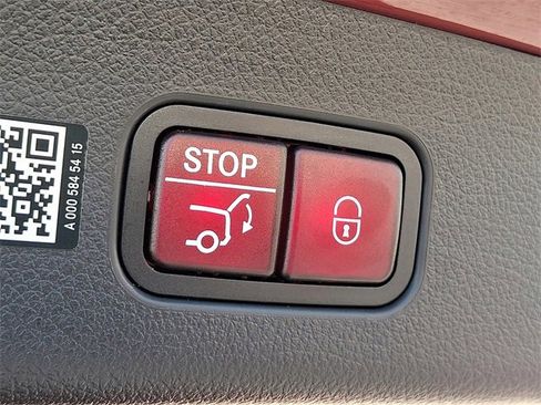 Used 2025 Mercedes-Benz GLC 300 4MATIC image 30