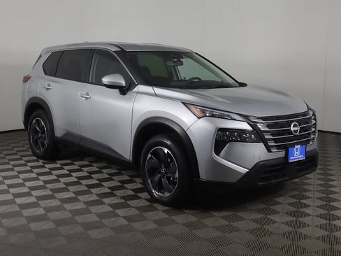 Used 2024 Nissan Rogue SV image 2