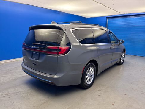 Used 2022 Chrysler Pacifica Touring-L FWD image 7