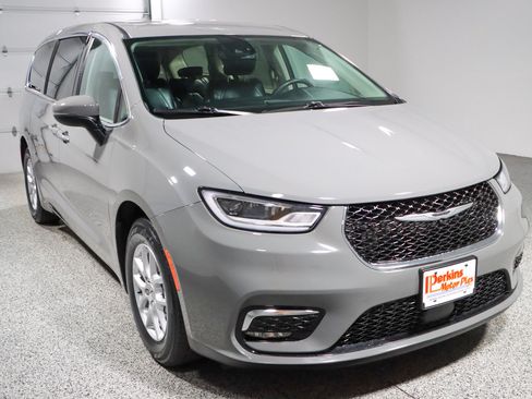 Used 2023 Chrysler Pacifica Touring-L FWD image 5