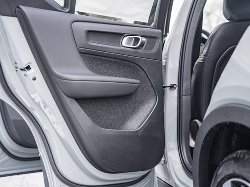 Certified 2025 Volvo XC40 B5 Ultra w/ Climate Package image 37